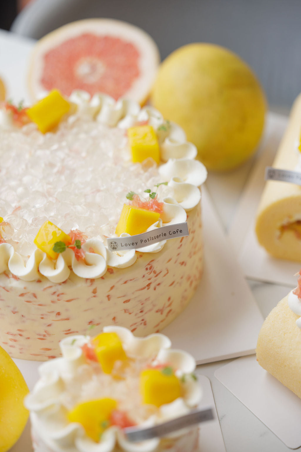 Get a taste of whimsy with our new Fresh Mango Amuseable Rainbow Shortcake! đ°đ